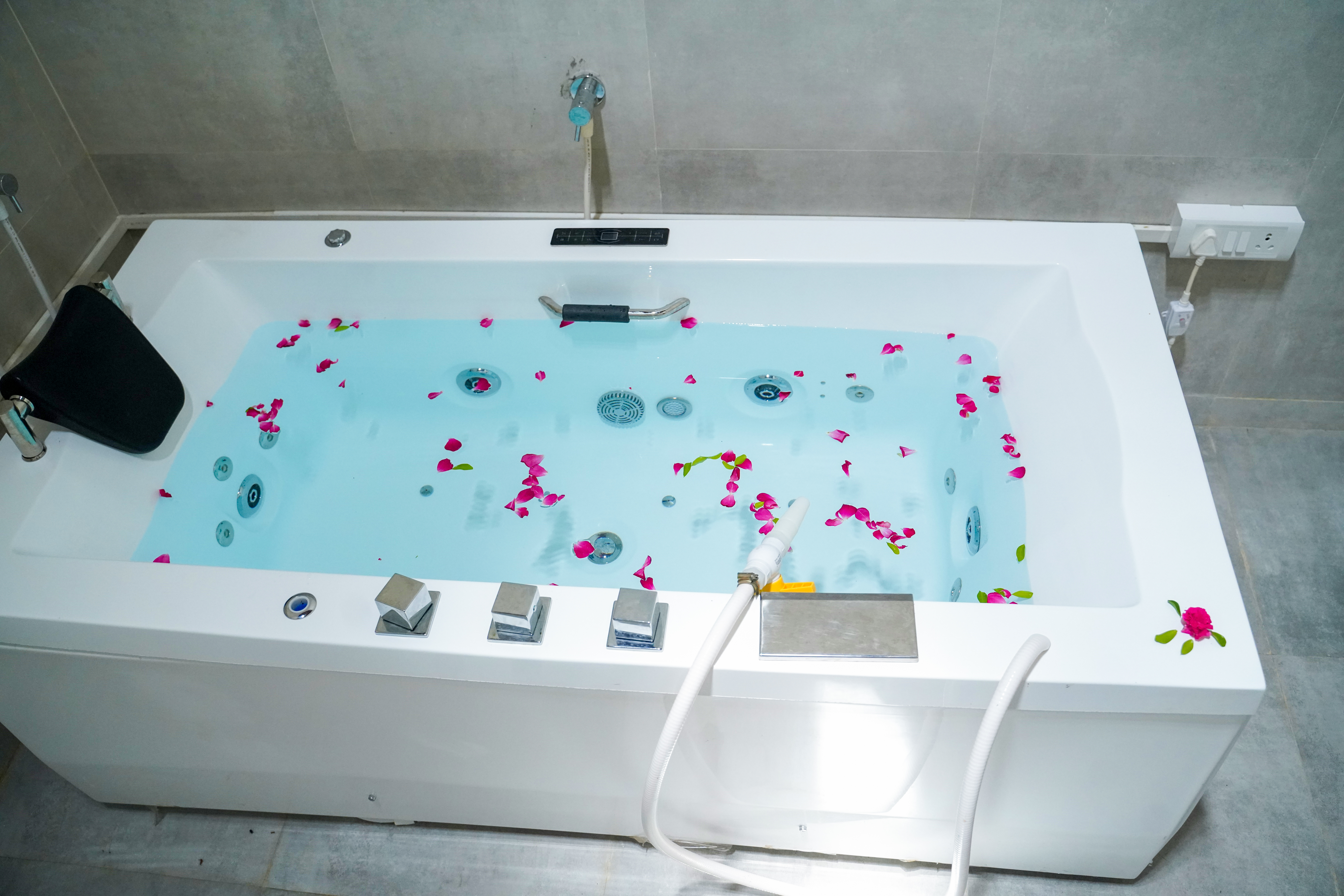 Sattva Under Water Massage